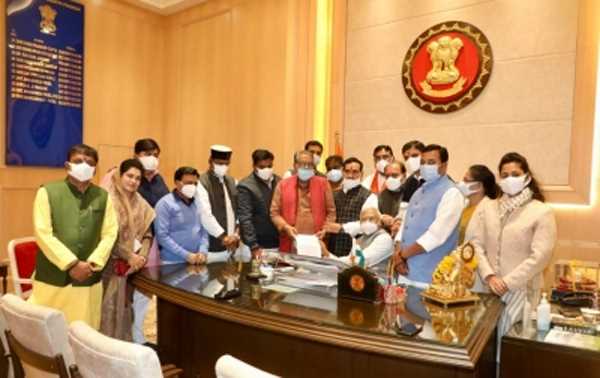 प्रधानमंत्री की सुरक्षा में चूक पर मप्र में भाजपा का मौन धरना, राज्यपाल को सौंपा ज्ञापन